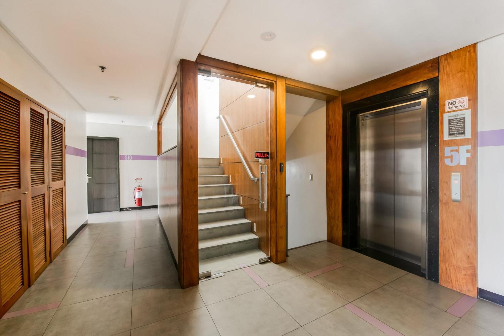 Oyo 136 Regal Residences 奎松市 外观 照片
