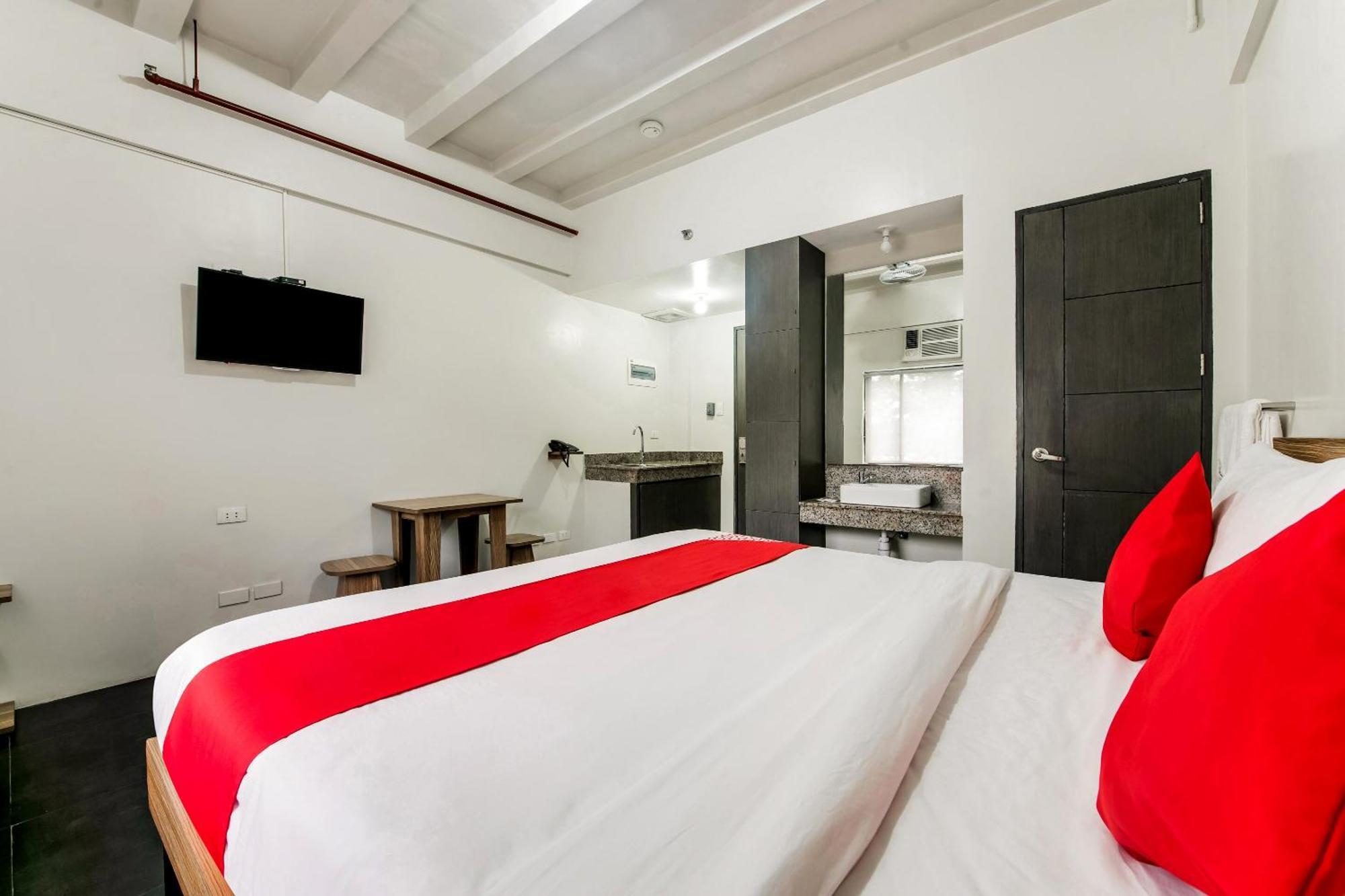 Oyo 136 Regal Residences 奎松市 外观 照片
