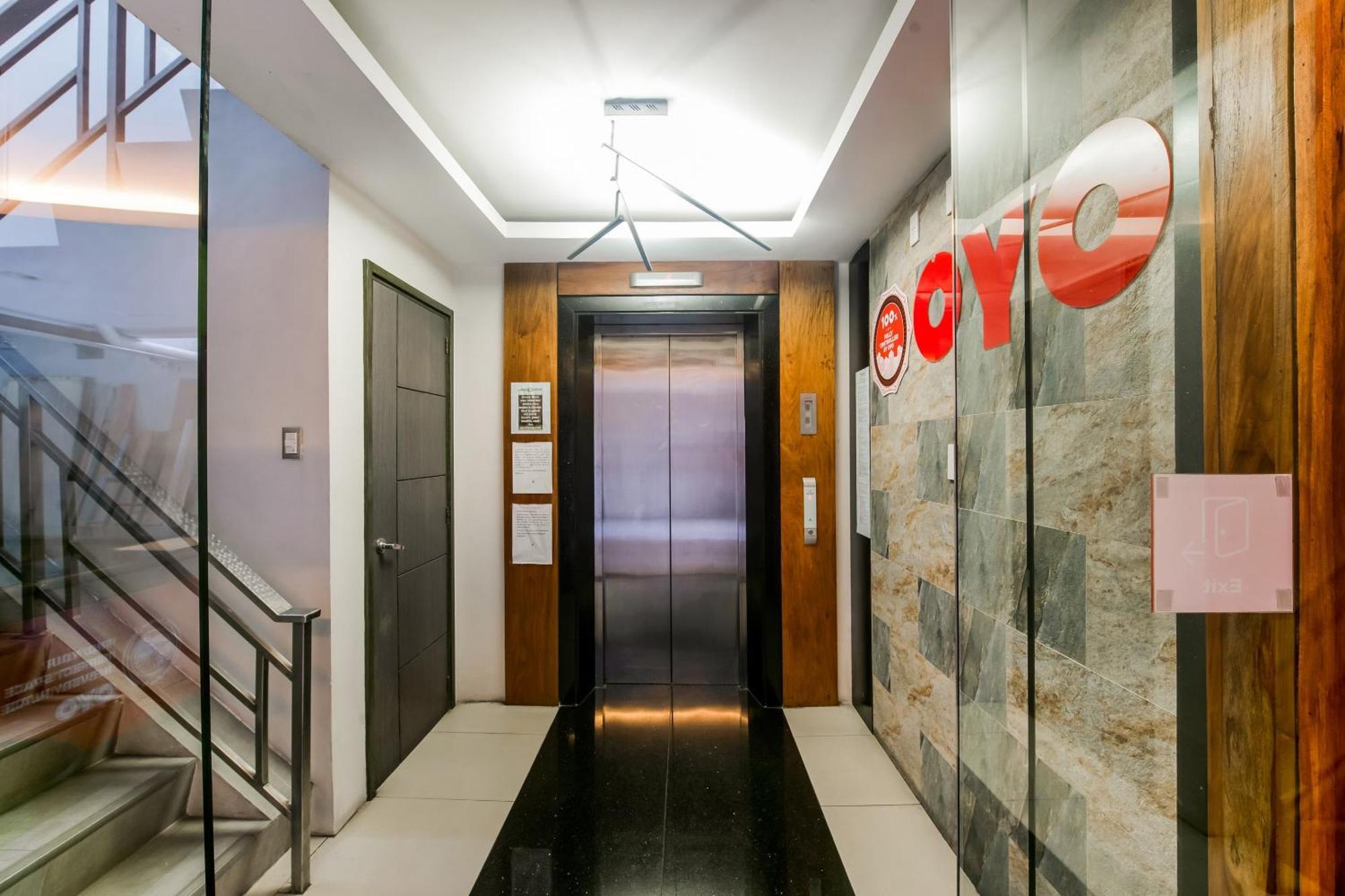 Oyo 136 Regal Residences 奎松市 外观 照片