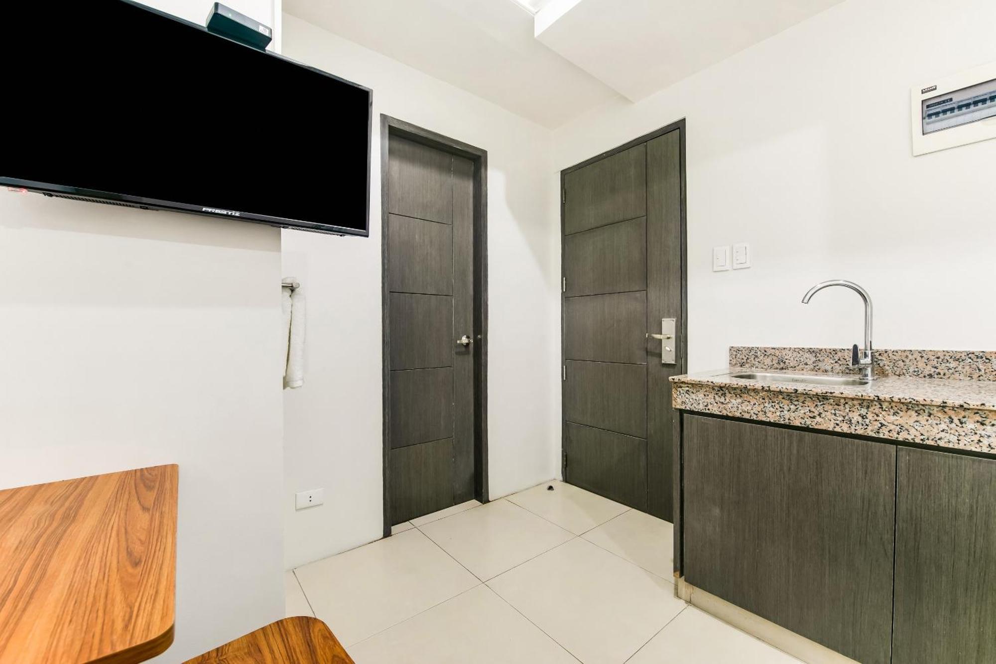 Oyo 136 Regal Residences 奎松市 外观 照片